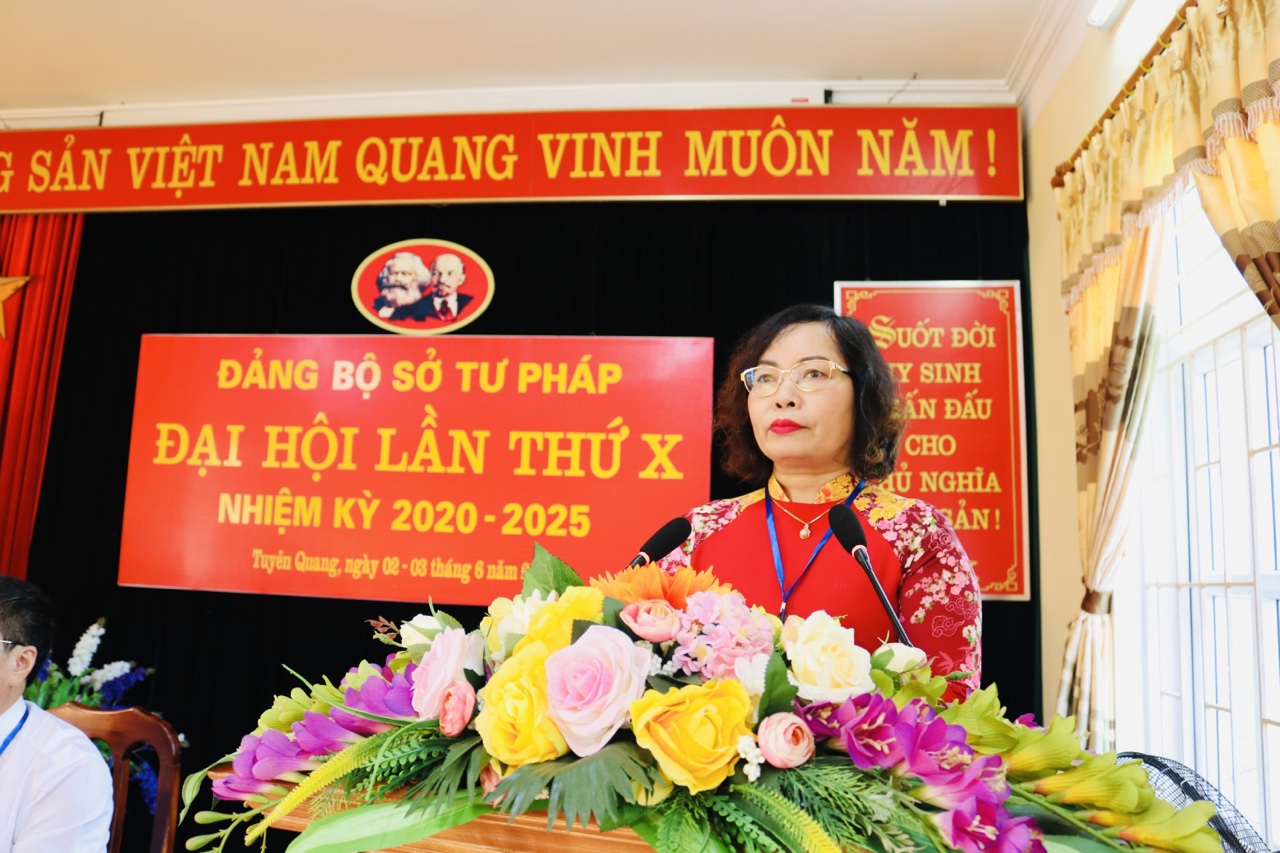 Đồng chí Nguyễn Thị Thược – Bí thư Đảng ủy khoá IX, Giám đốc Sở Tư pháp phát biểu khai mạc Đại hội