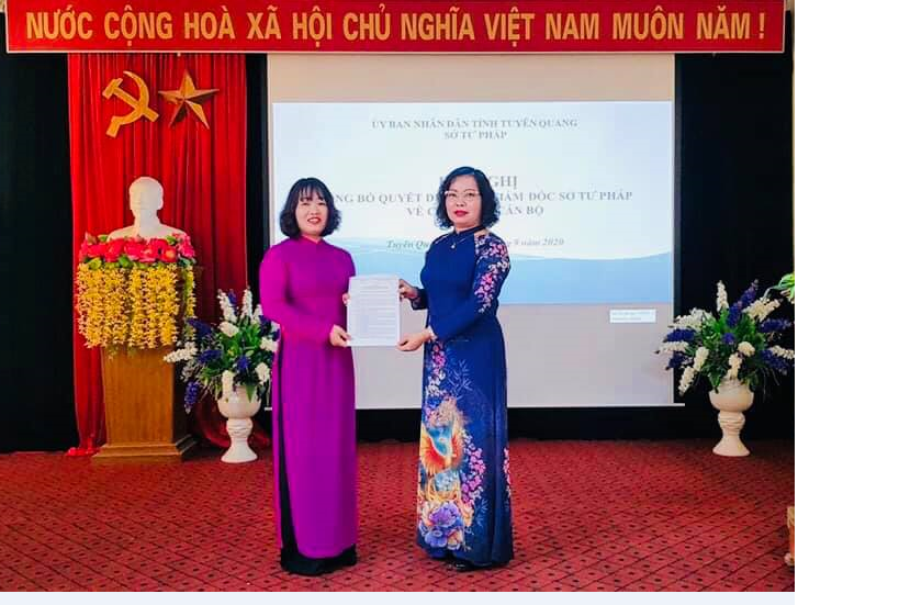 Đồng chí Nguyễn Thị Thược trao Quyết định bổ nhiệm chức vụ Giám đốc Trung tâm Dịch vụ đấu giá tài sản đối với bà Đoàn Diệu Thúy
