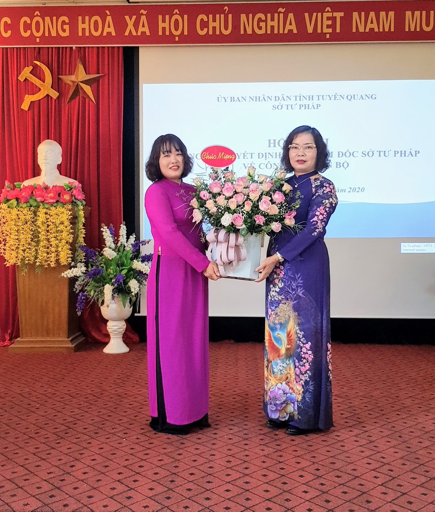 Đồng chí Nguyễn Thị Thược – Giám đốc Sở Tư pháp tặng hoa chúc mừng đ/c Đoàn Diệu Thúy