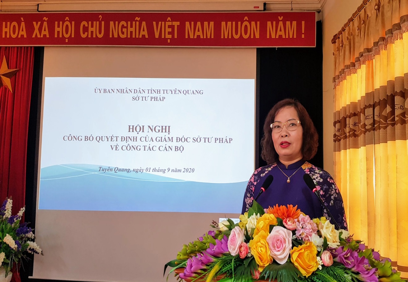 Đồng chí Nguyễn Thị Thược phát biểu chúc mừng và giao nhiệm vụ đối với  Giám đốc Trung tâm Dịch vụ đấu giá tài sản