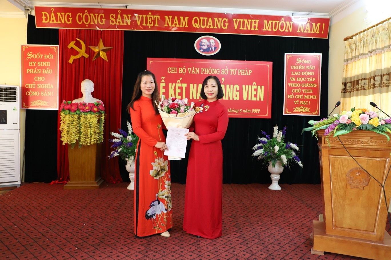 Chi bộ Văn phòng Sở Tư pháp tỉnh Tuyên Quang tổ chức Lễ kết nạp Đảng viên mới